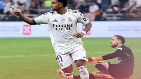 “曼联角球战攻守兼备：进攻强势，防守待加强，英超冠军争夺战激烈进行中！”